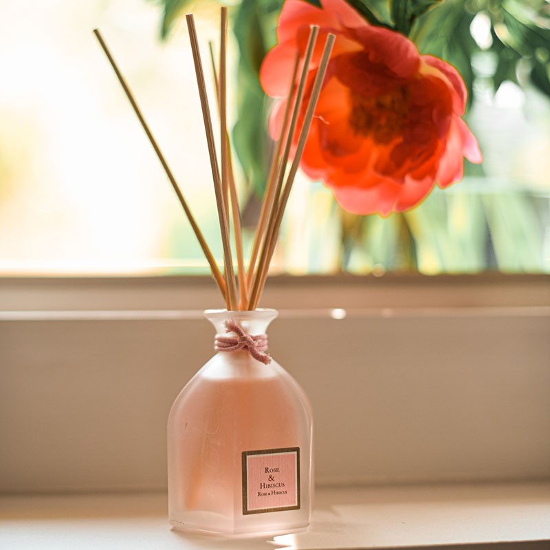 Raumduft-Diffusor Rose und Hibiskus